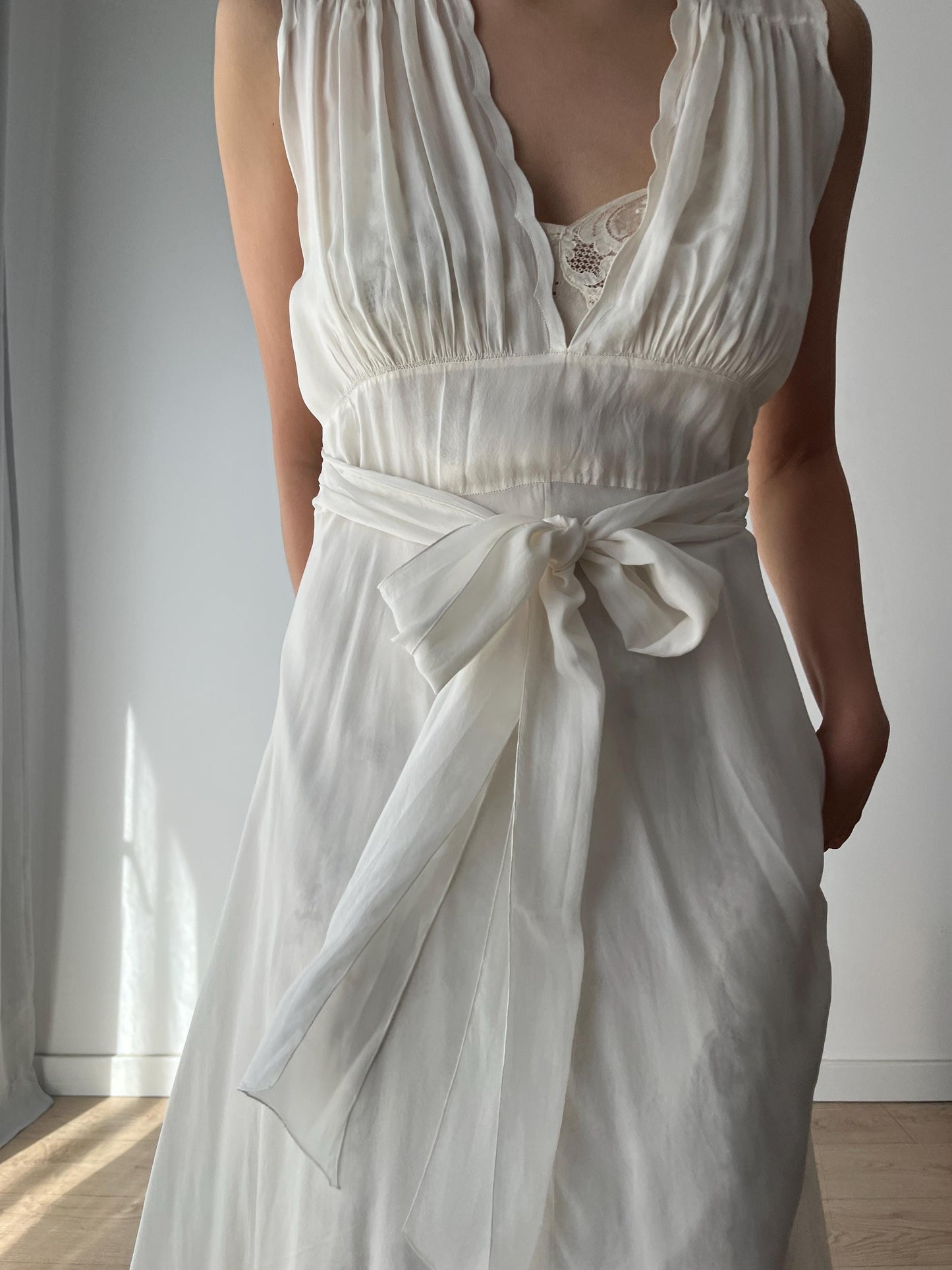 Chemise de nuit brodée en satin de soie, coupe biaisée, dentelle de mariée antique des années 1930