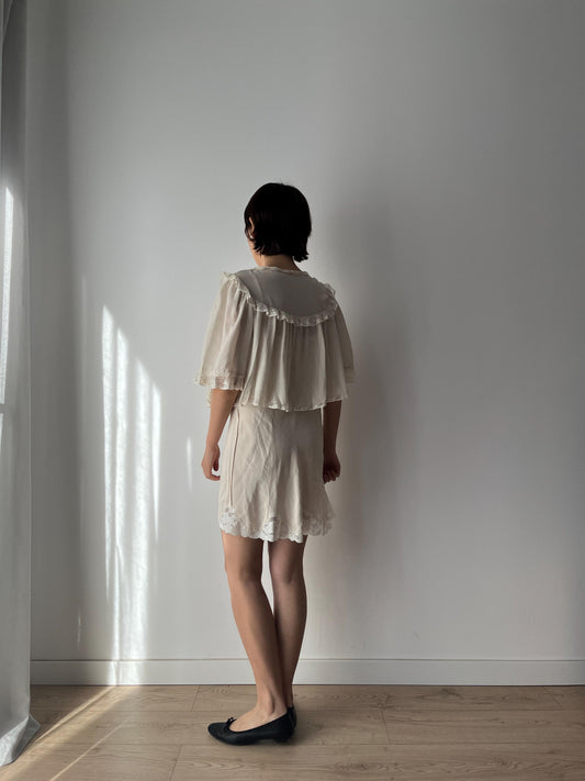 Copriletto antico in crepe di pura seta bianca, anni '40-'30, ricamato a mano in pizzo pesante