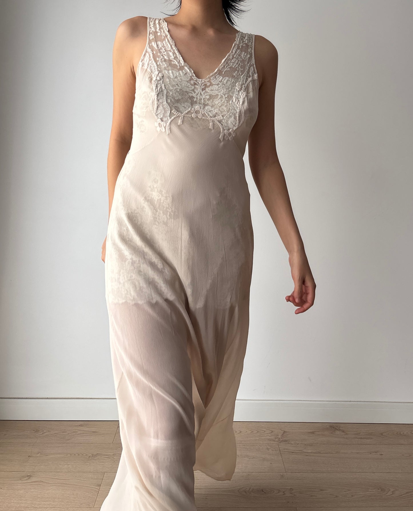 1930s Pale Pink Silk Bias Cut Silk Chiffon Appliqué Nightie