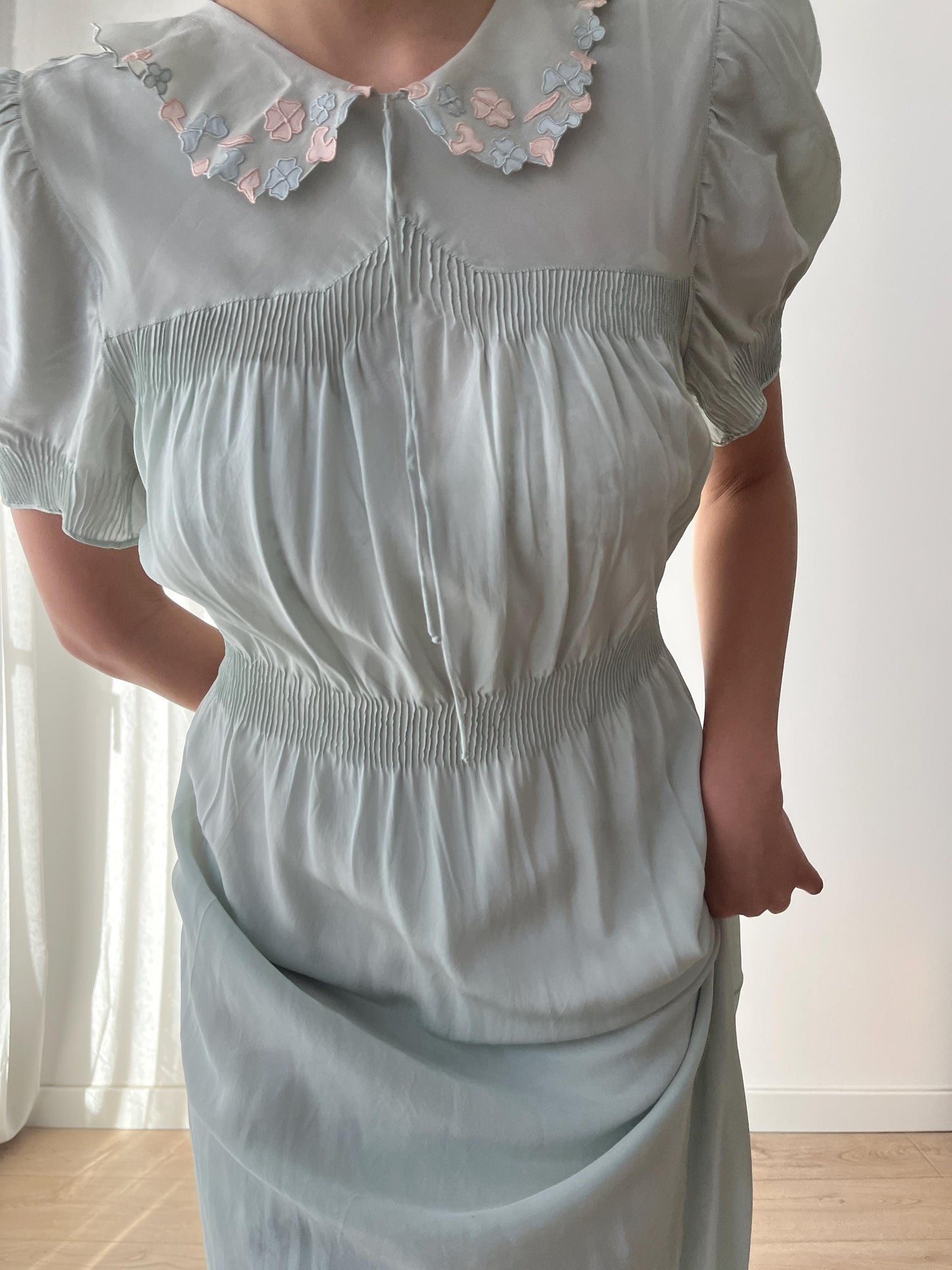 Chemise de nuit antique en mousseline de soie pure bleu liquide, coupe biais, années 1930