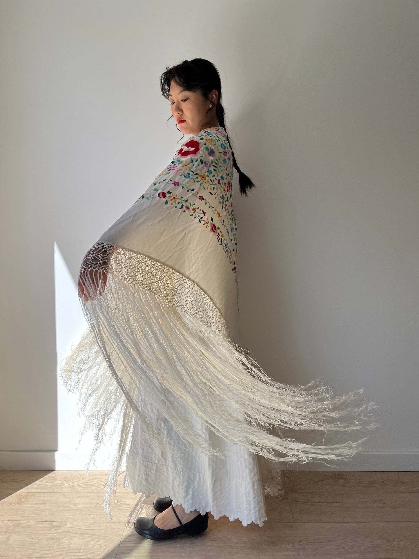 1920s Antique piano shawl, Ivory Silk Canton Floral Embroidered Piano Fringed Shawl