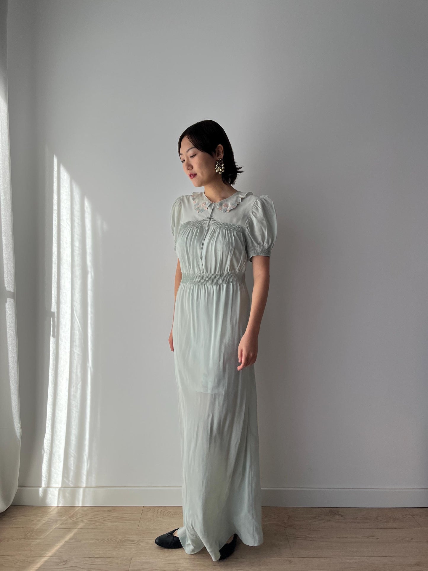 Chemise de nuit antique en mousseline de soie pure bleu liquide, coupe biais, années 1930