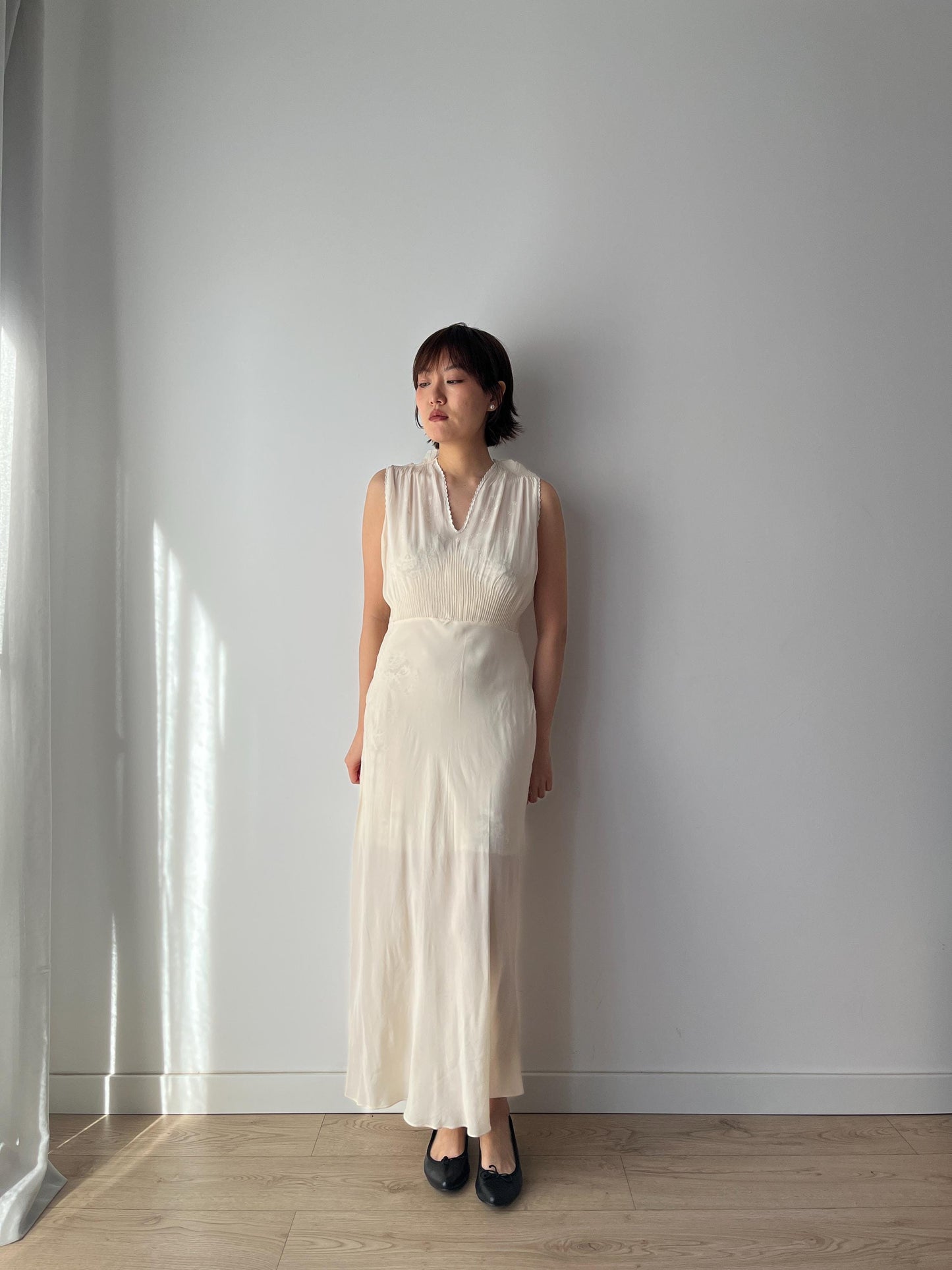 Chemise de nuit antique en pure soie brodée, coupe biaisée, années 1930