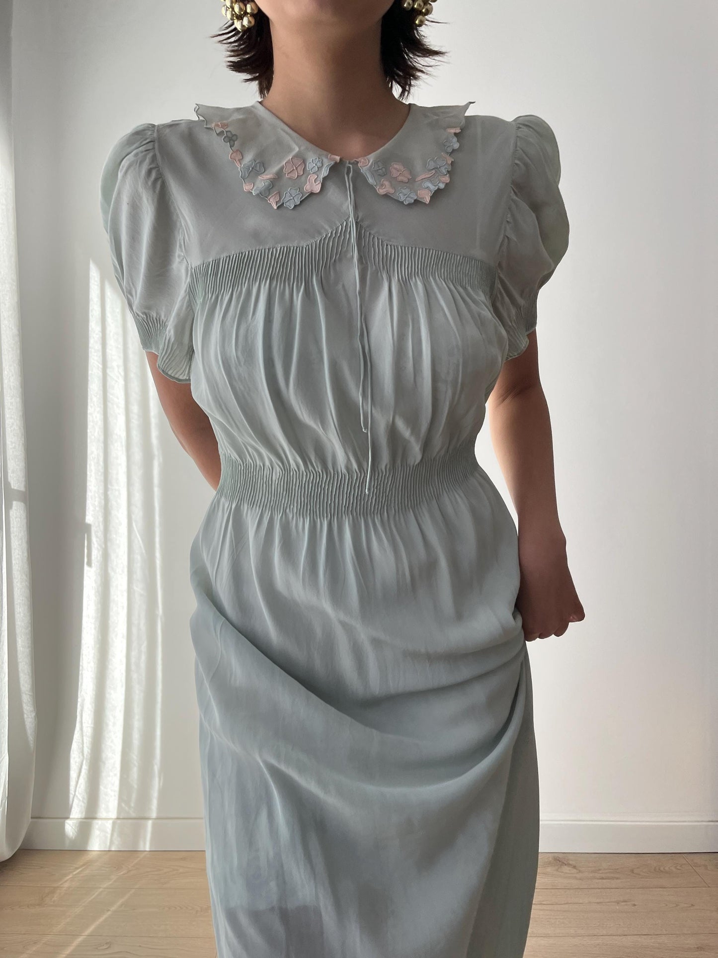 Chemise de nuit antique en mousseline de soie pure bleu liquide, coupe biais, années 1930