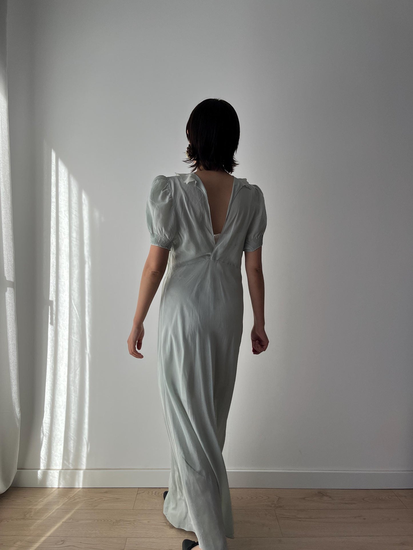 Chemise de nuit antique en mousseline de soie pure bleu liquide, coupe biais, années 1930