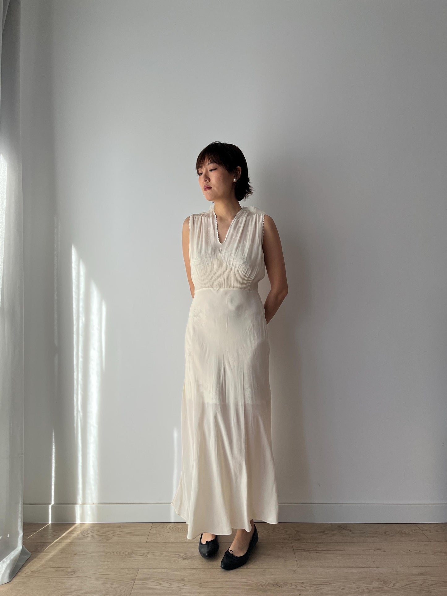 Chemise de nuit antique en pure soie brodée, coupe biaisée, années 1930