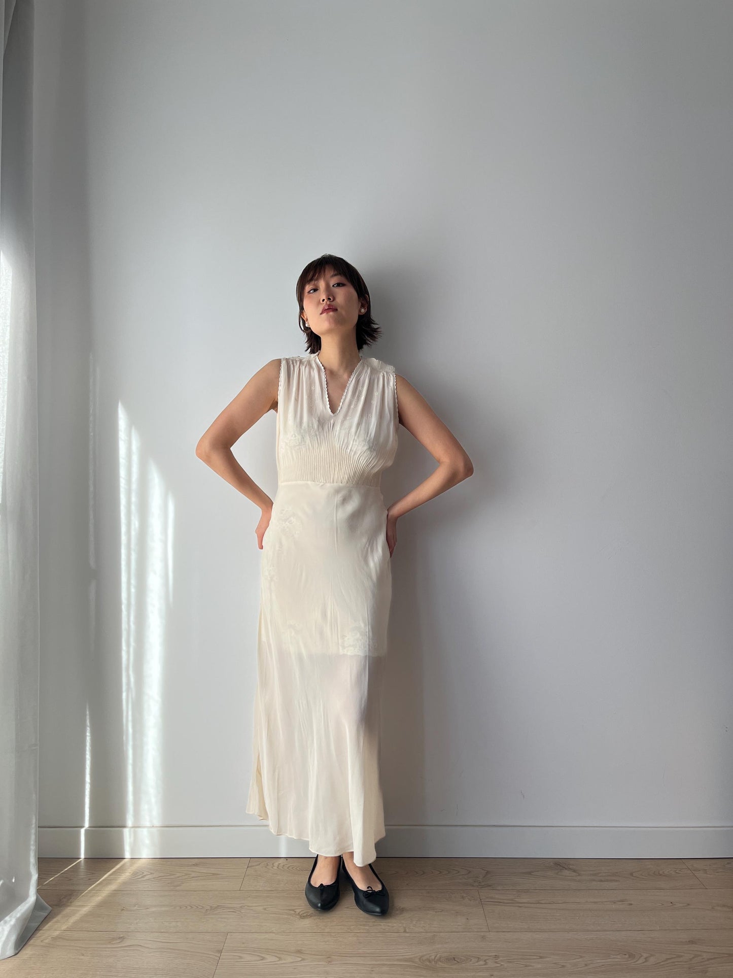 Chemise de nuit antique en pure soie brodée, coupe biaisée, années 1930