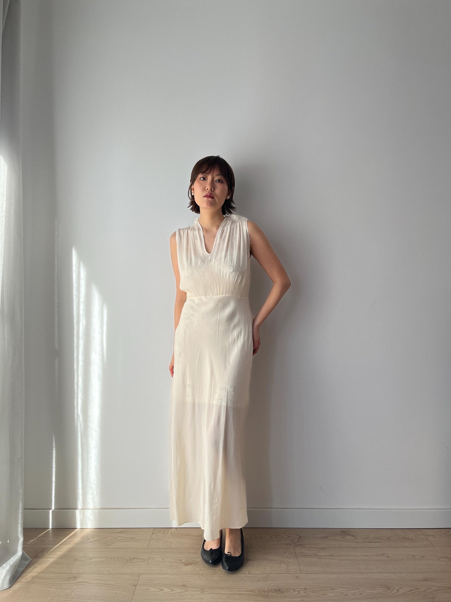 Chemise de nuit antique en pure soie brodée, coupe biaisée, années 1930