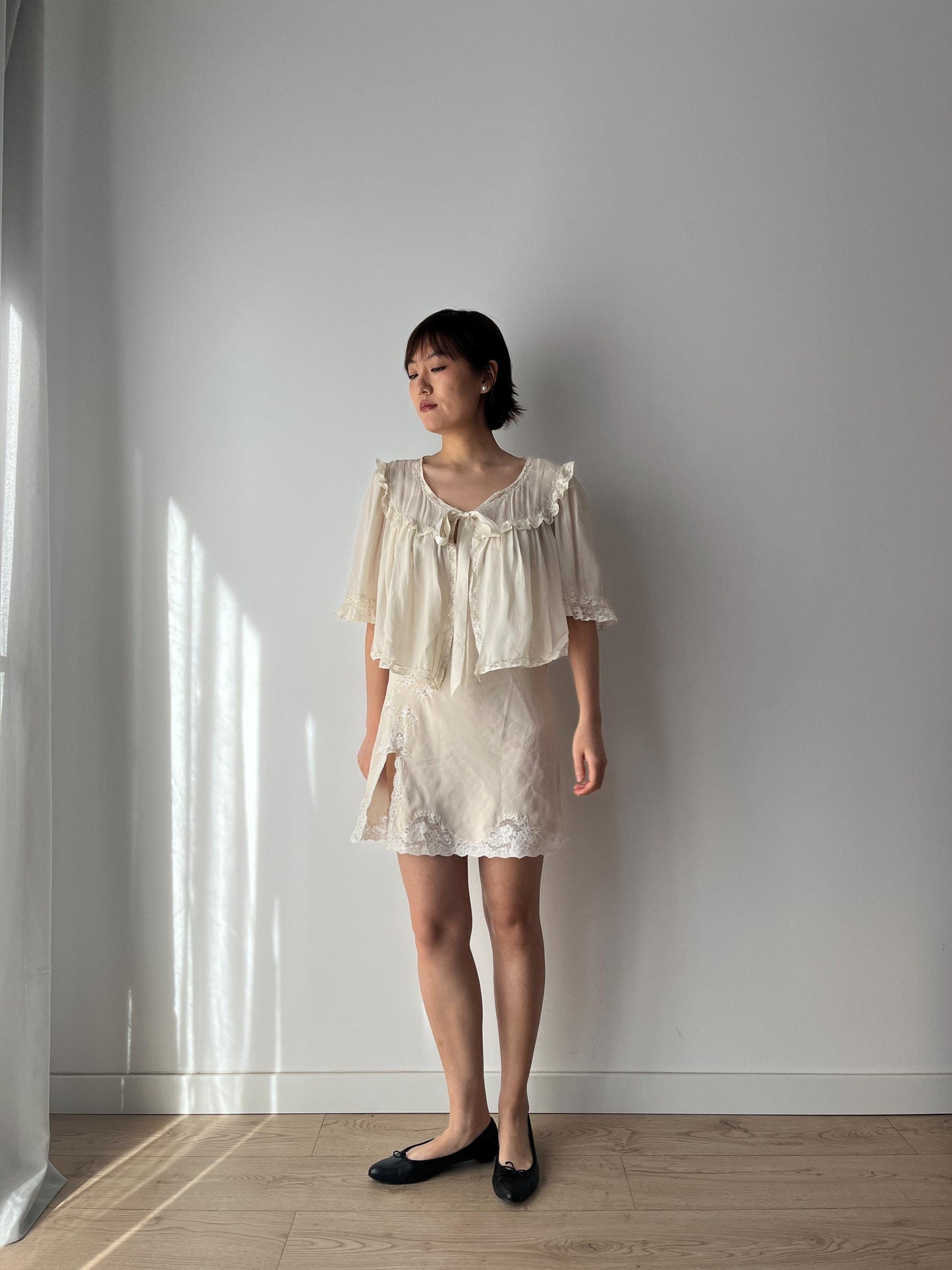 1940s 1930s white pure silk crepe antique heavy lace hand embroidered bed jacket