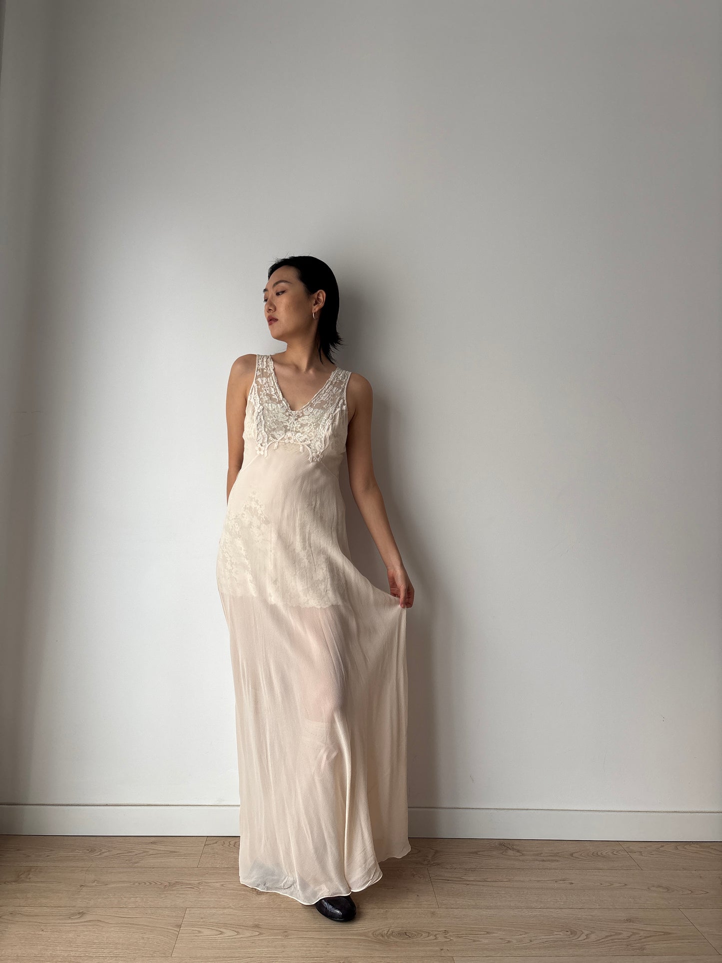 1930s Pale Pink Silk Bias Cut Silk Chiffon Appliqué Nightie