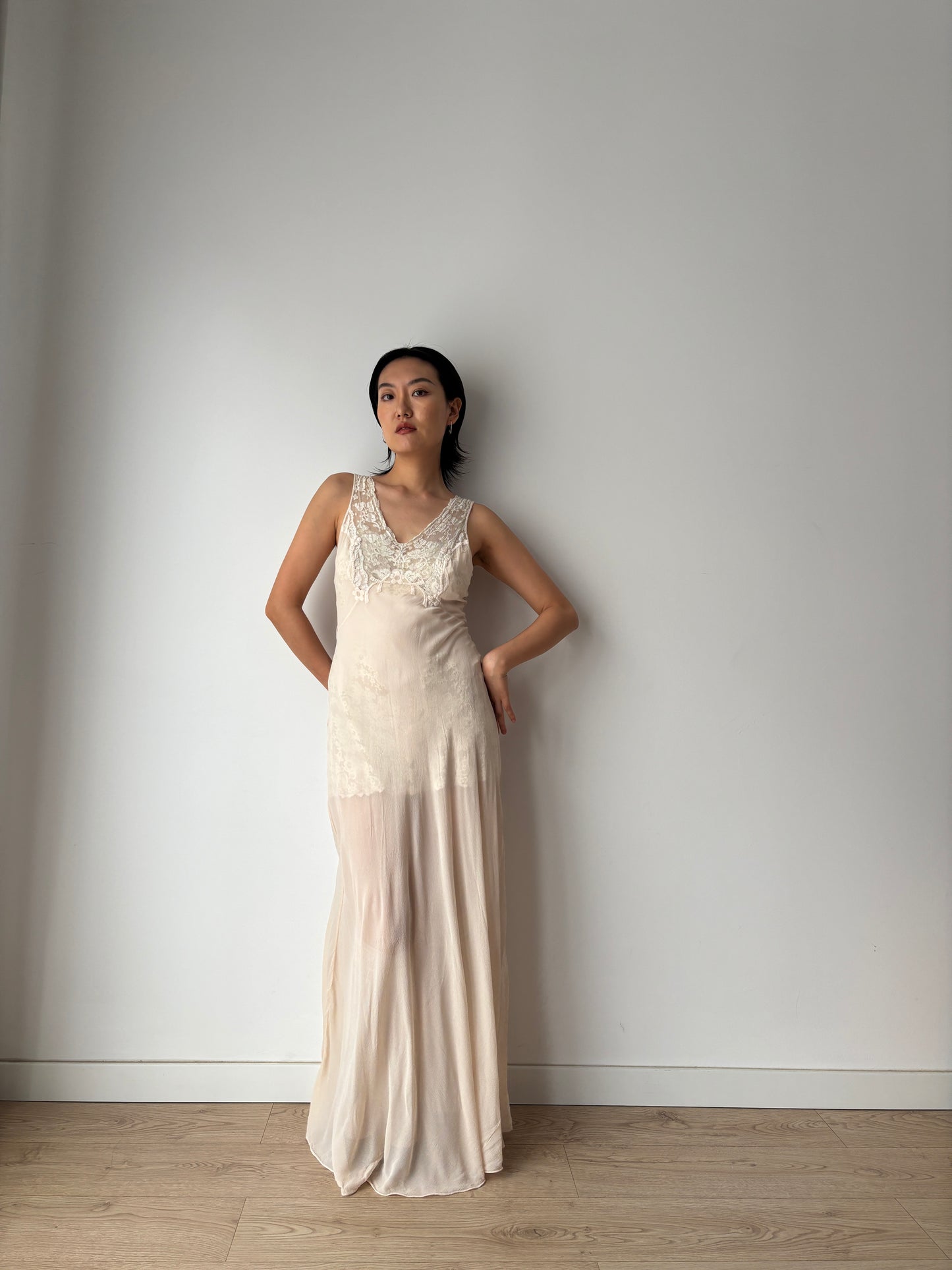 1930s Pale Pink Silk Bias Cut Silk Chiffon Appliqué Nightie