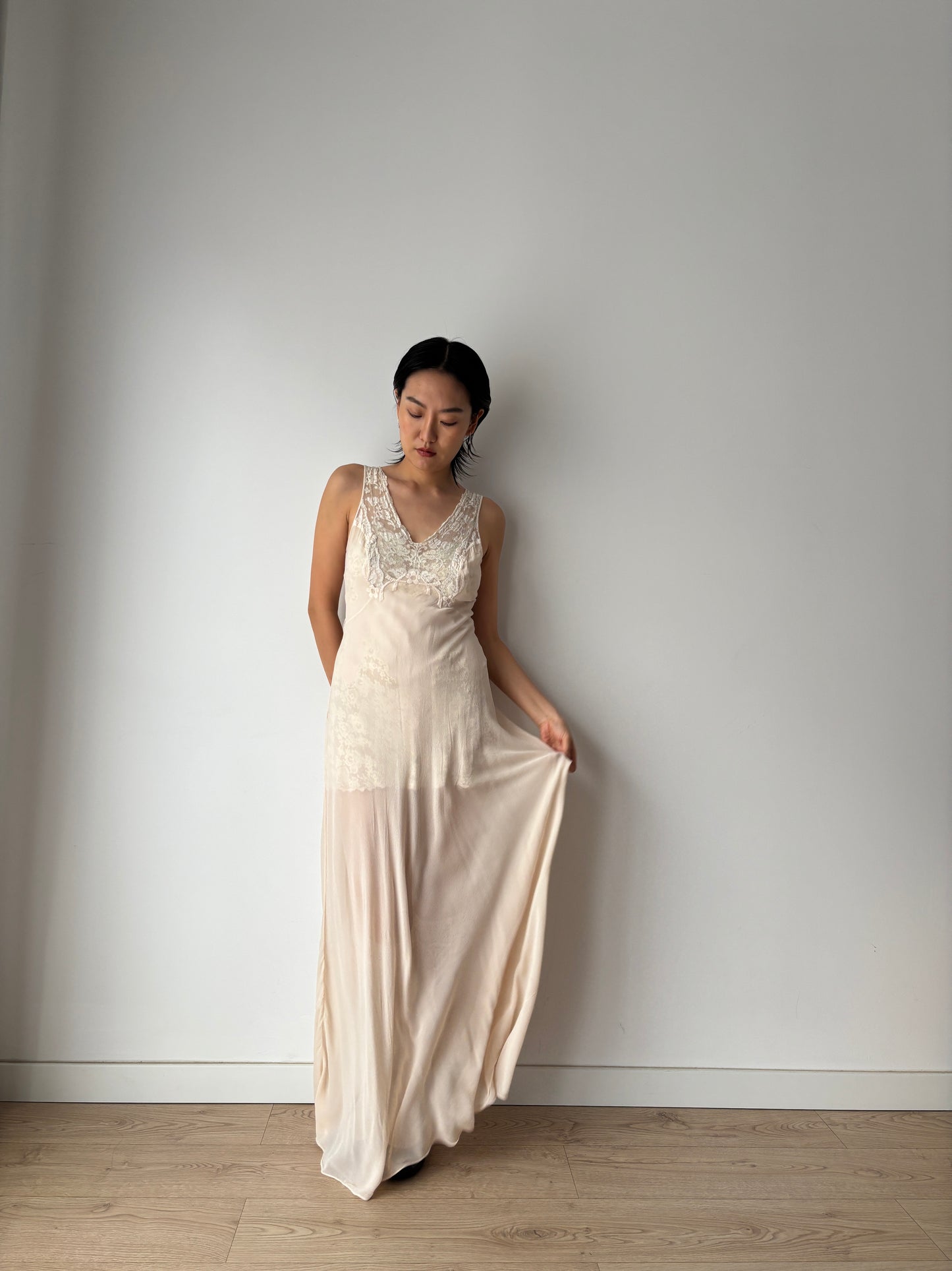 1930s Pale Pink Silk Bias Cut Silk Chiffon Appliqué Nightie