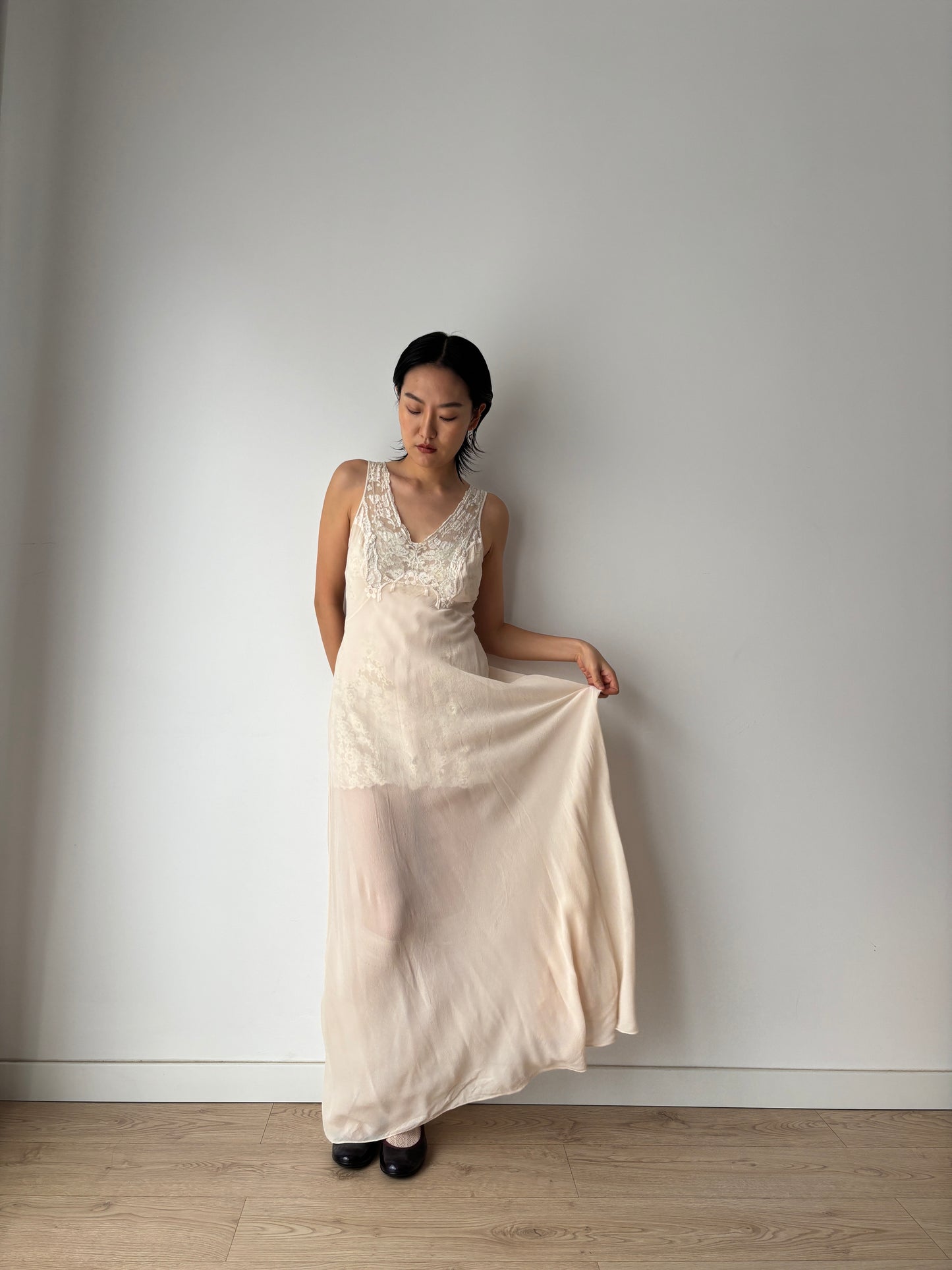 1930s Pale Pink Silk Bias Cut Silk Chiffon Appliqué Nightie