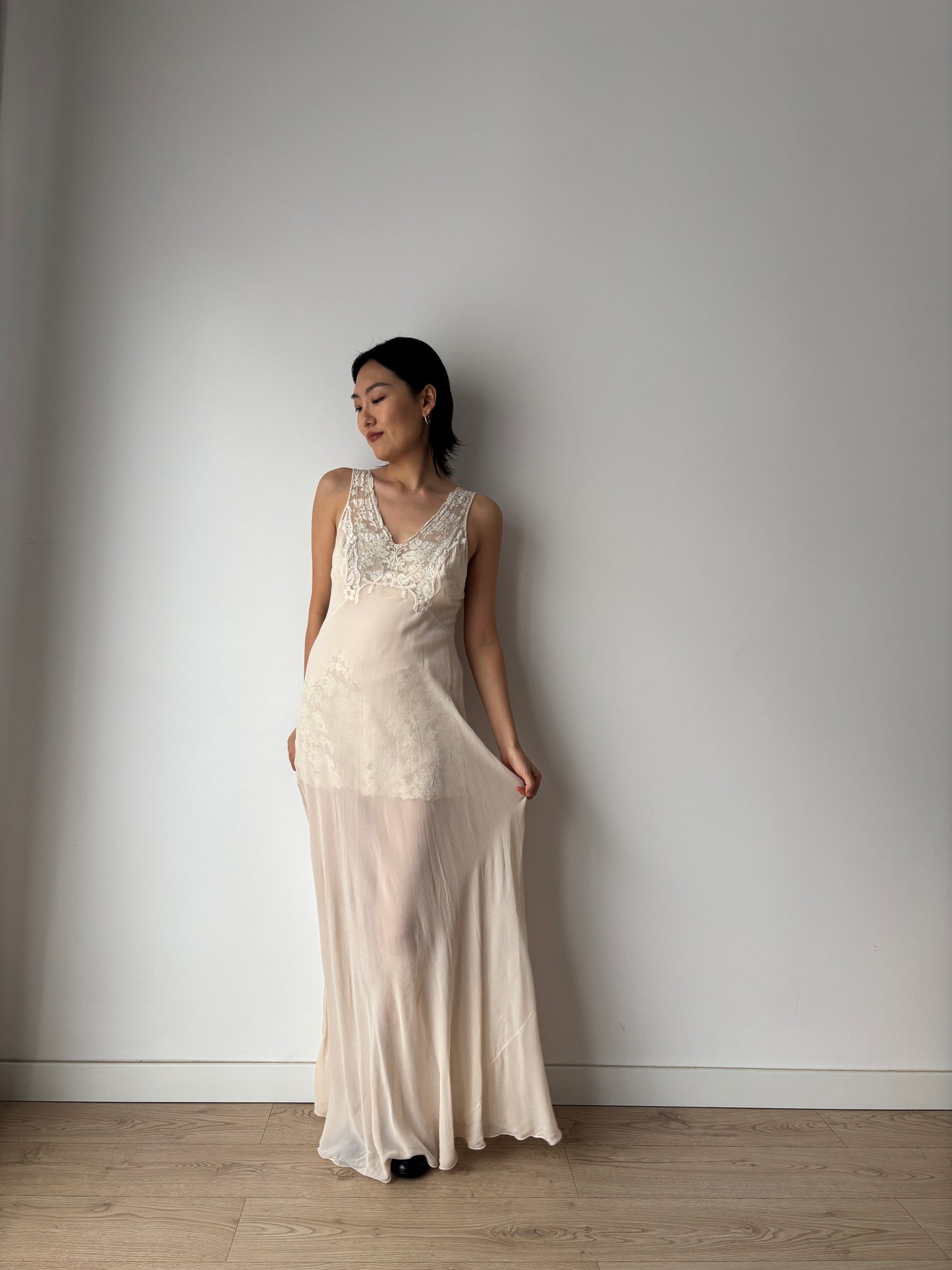 1930s Pale Pink Silk Bias Cut Silk Chiffon Appliqué Nightie