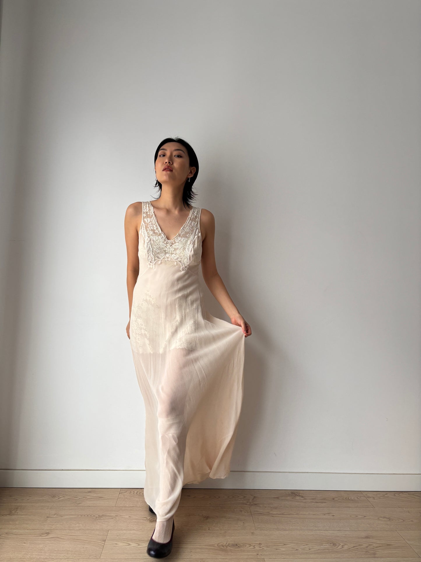 1930s Pale Pink Silk Bias Cut Silk Chiffon Appliqué Nightie