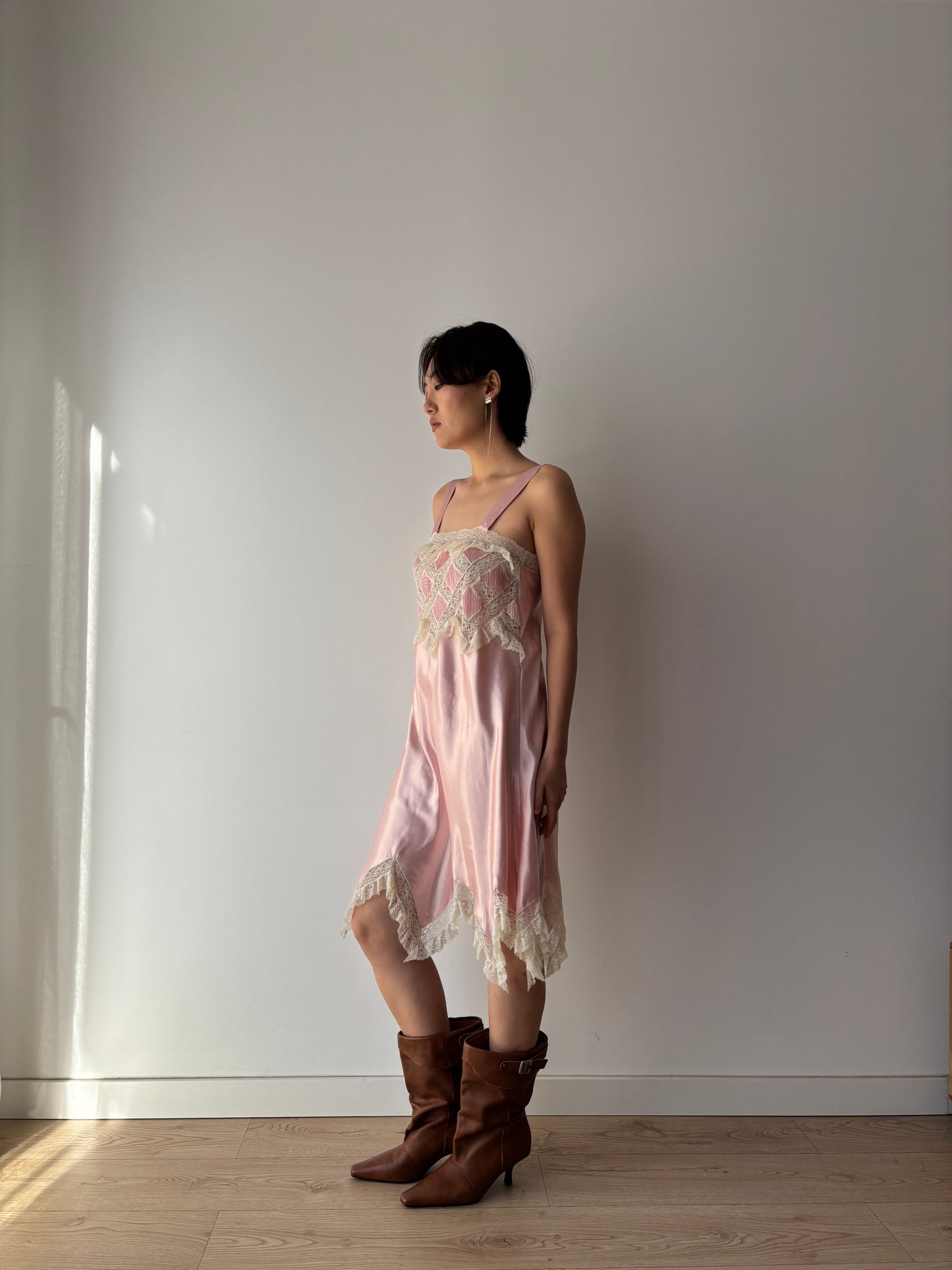 1980s Vintage Pink Rayon Peignoir: Short Robe with Rose Lace & Floral Embroidery