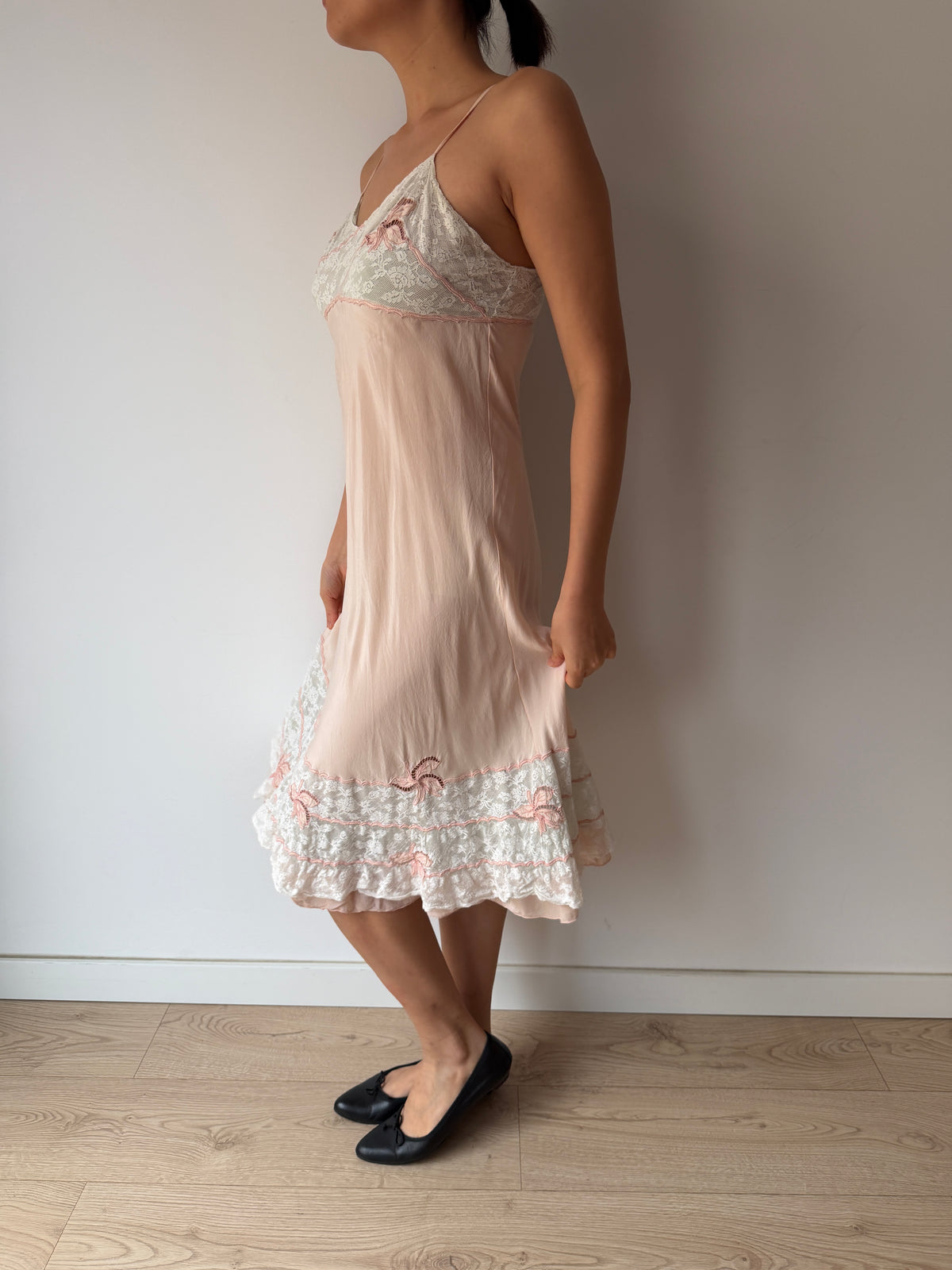 Abito sottoveste in crepe di seta liquido in pizzo rosa pastello antico degli anni '30, miniabito in pizzo vintage