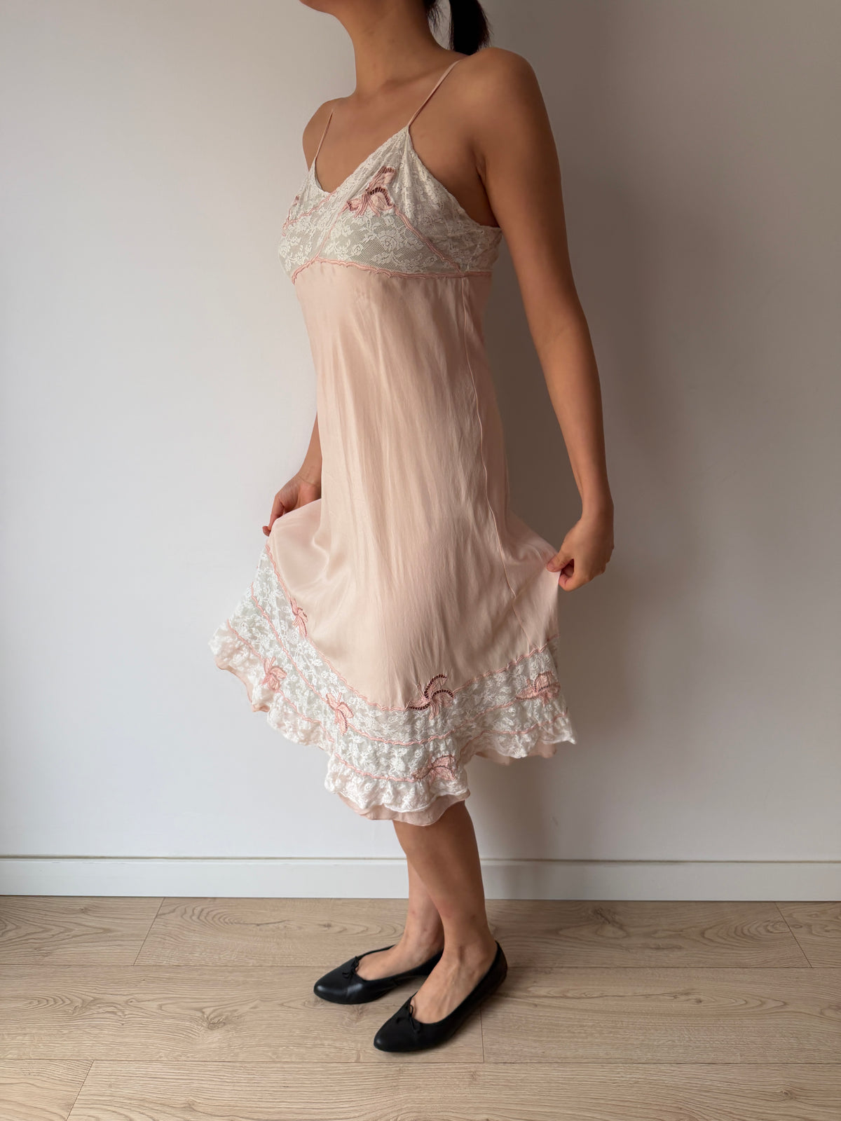Abito sottoveste in crepe di seta liquido in pizzo rosa pastello antico degli anni '30, miniabito in pizzo vintage