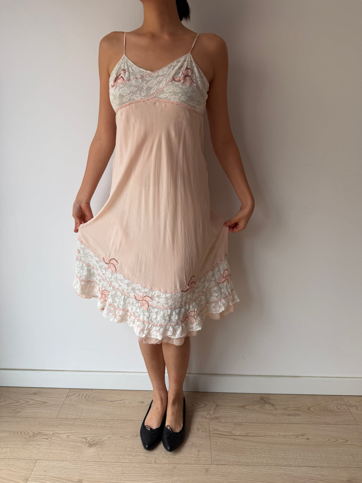Abito sottoveste in crepe di seta liquido in pizzo rosa pastello antico degli anni '30, miniabito in pizzo vintage