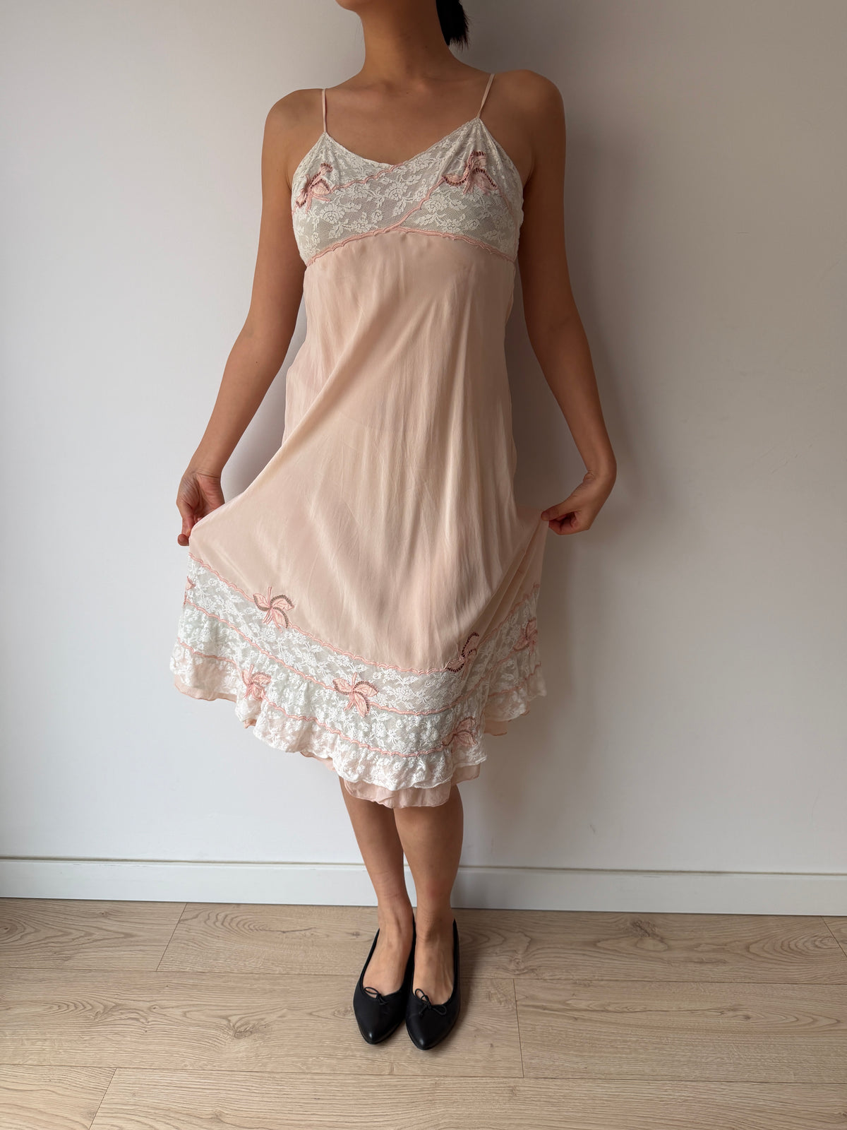 Abito sottoveste in crepe di seta liquido in pizzo rosa pastello antico degli anni '30, miniabito in pizzo vintage