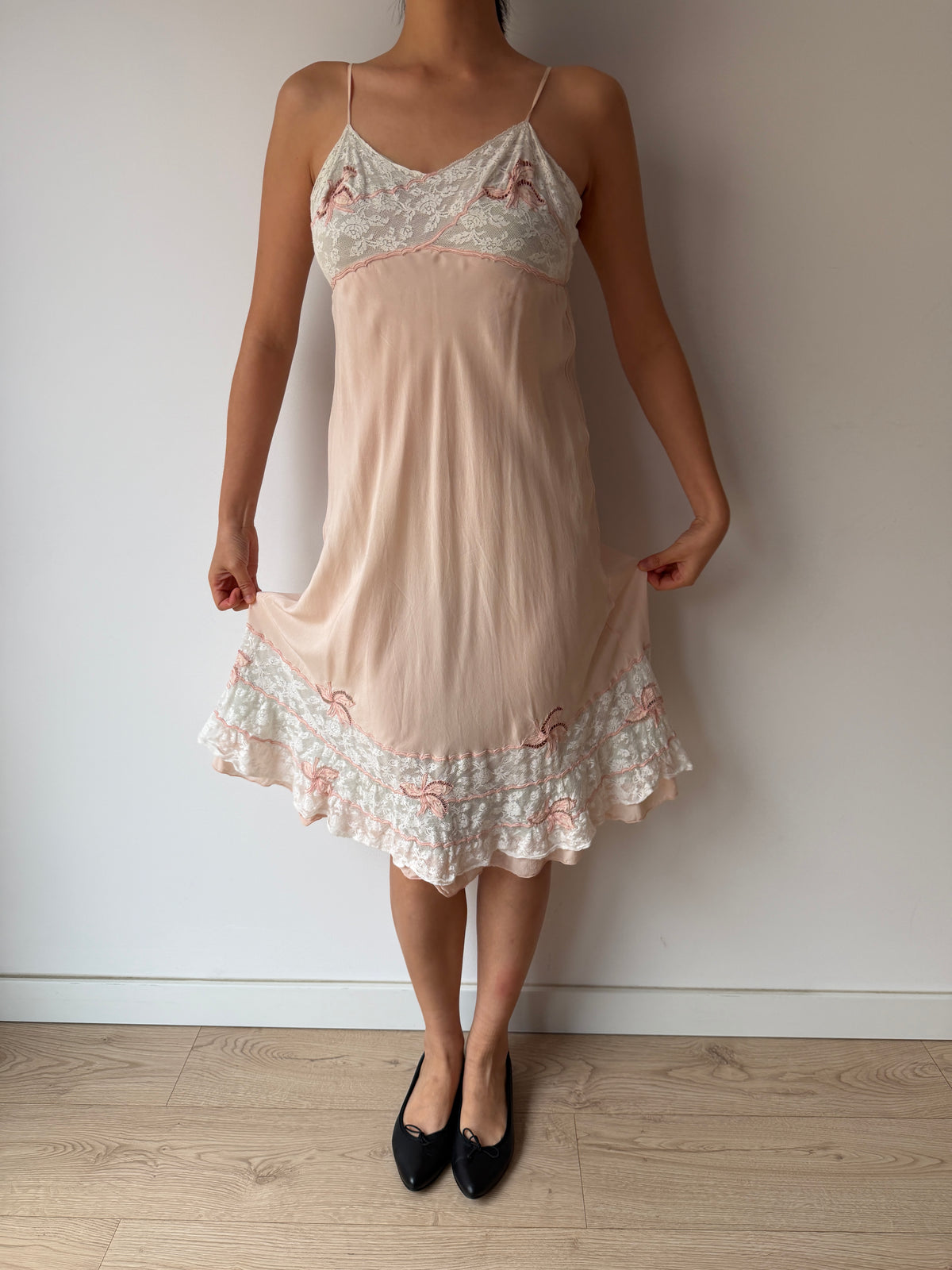 Abito sottoveste in crepe di seta liquido in pizzo rosa pastello antico degli anni '30, miniabito in pizzo vintage