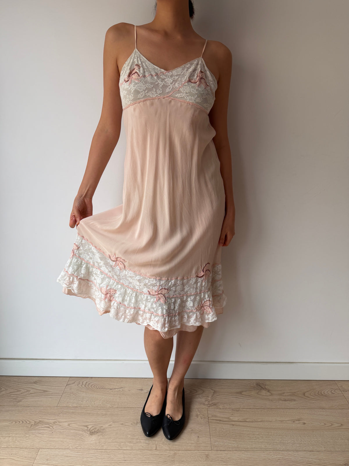 Abito sottoveste in crepe di seta liquido in pizzo rosa pastello antico degli anni '30, miniabito in pizzo vintage