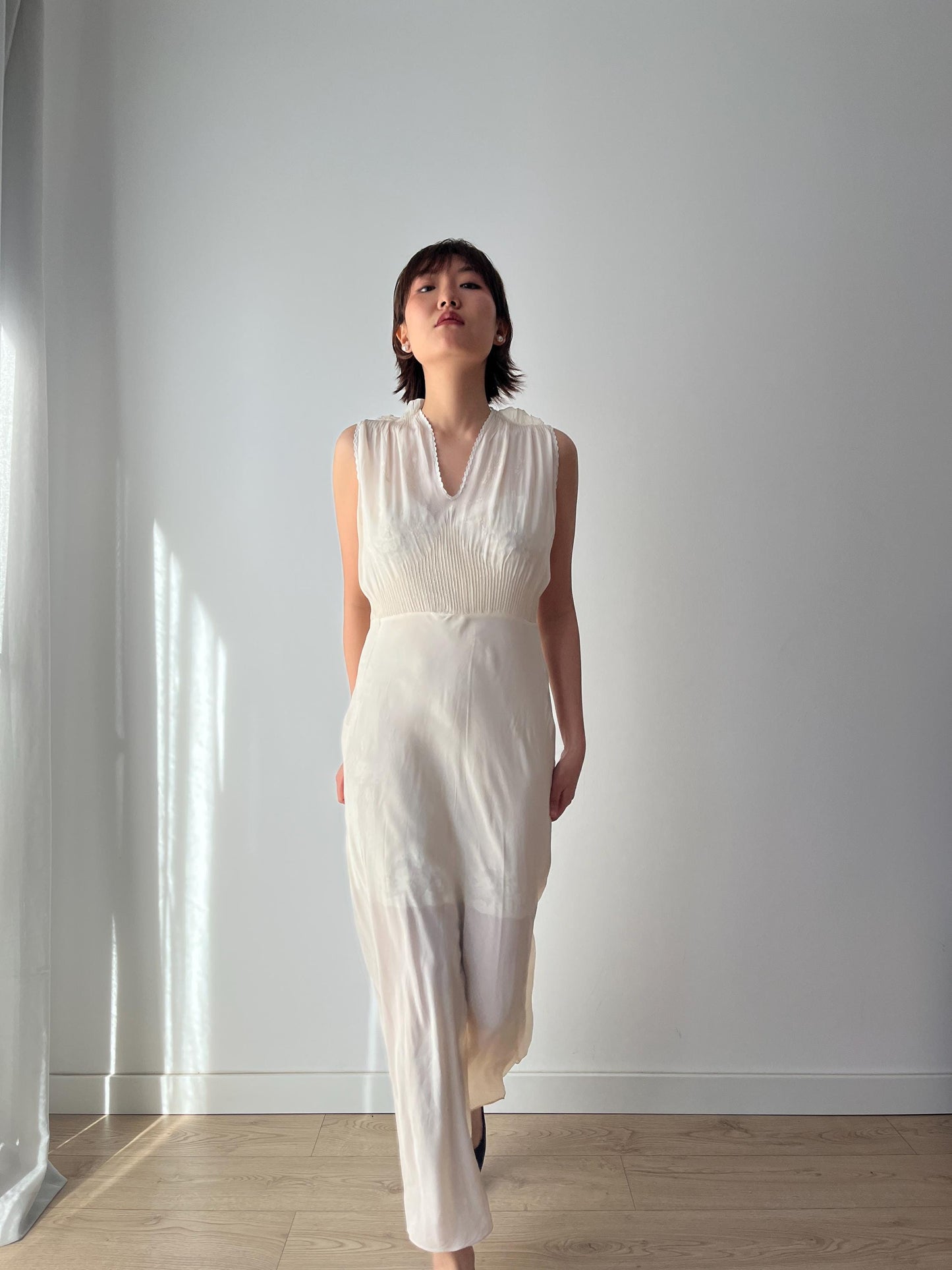 Chemise de nuit antique en pure soie brodée, coupe biaisée, années 1930