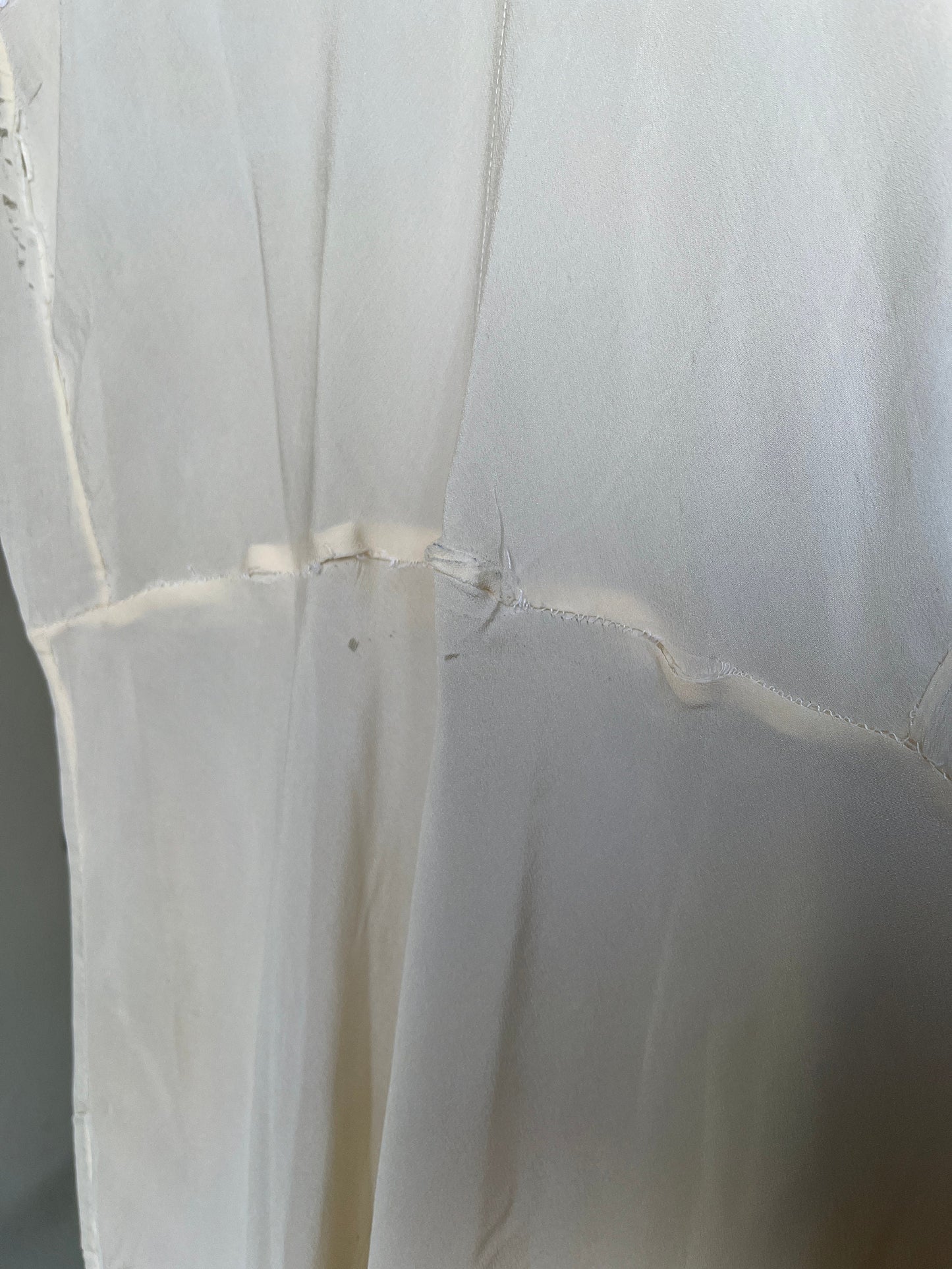 Chemise de nuit antique en pure soie brodée, coupe biaisée, années 1930