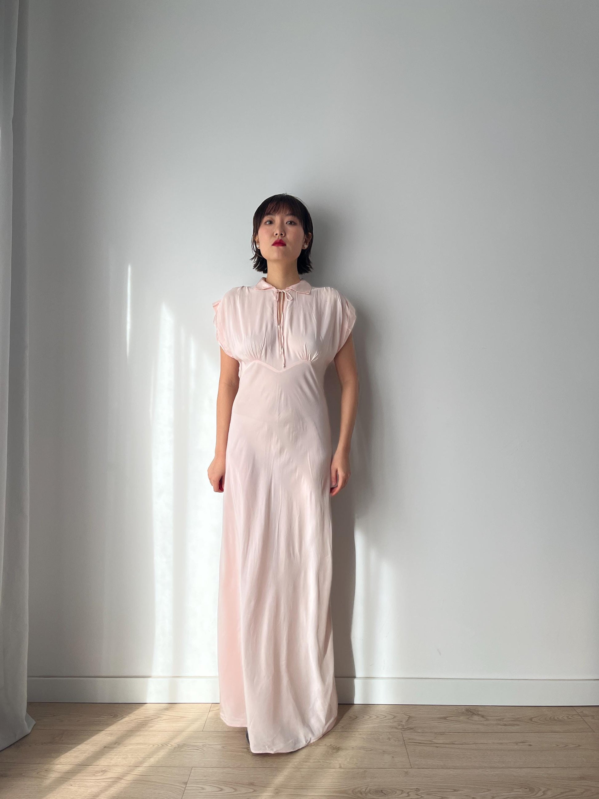 1940s pale pink peach liquid satin silk bias cut nightgown maxi linger – shikivintage
