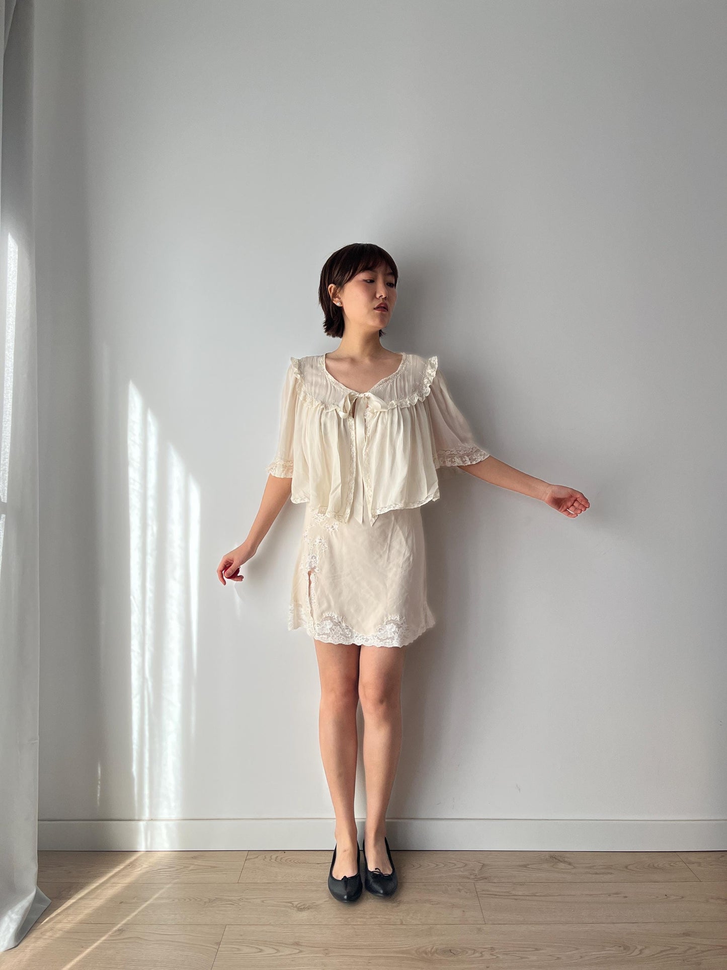 1940s 1930s white pure silk crepe antique heavy lace hand embroidered bed jacket