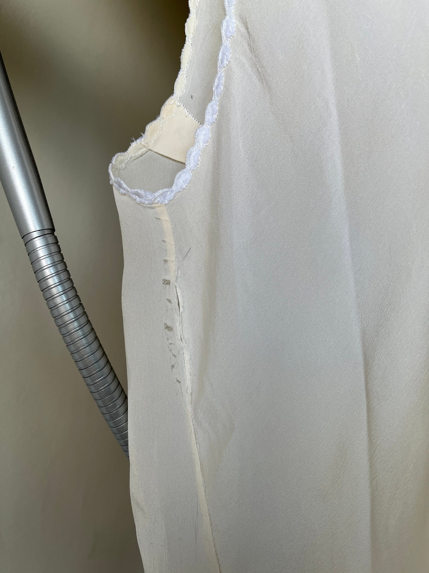 Chemise de nuit antique en pure soie brodée, coupe biaisée, années 1930