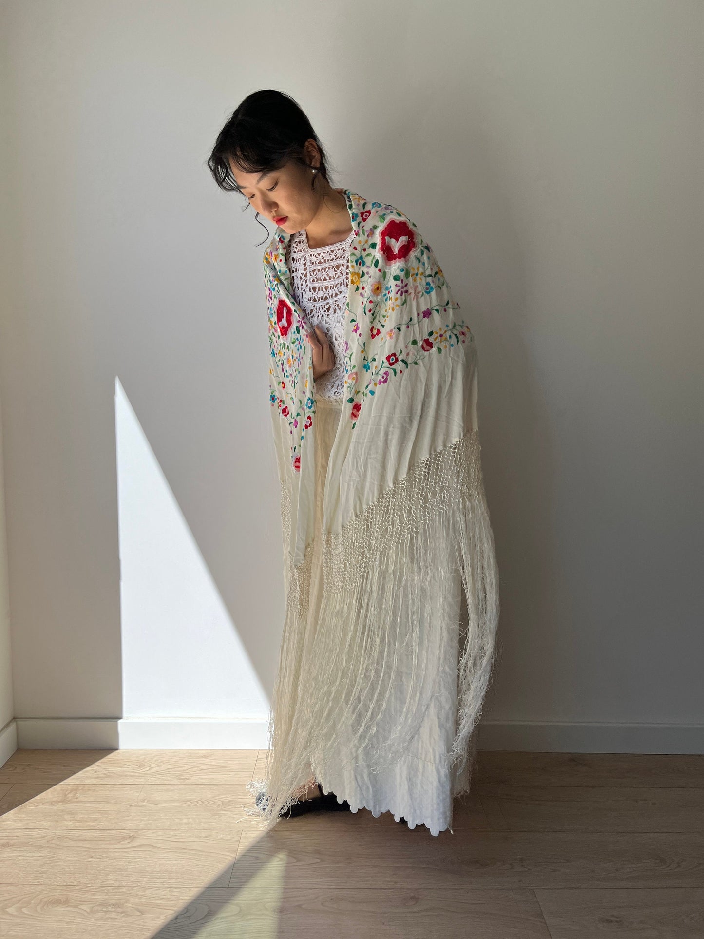 1920s Antique piano shawl, Ivory Silk Canton Floral Embroidered Piano Fringed Shawl